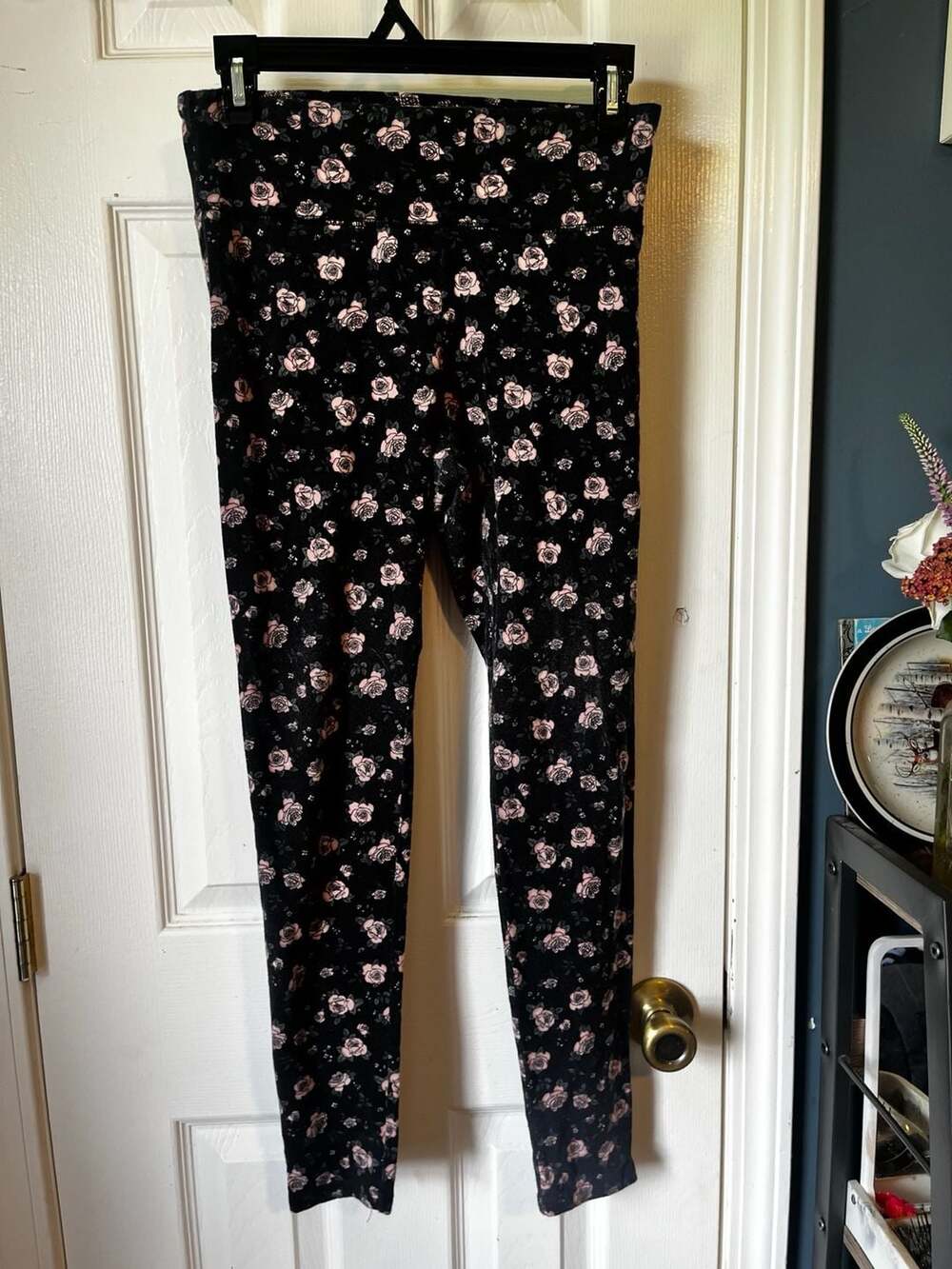 Wild Fable Black Floral Rose Leggings Size M
